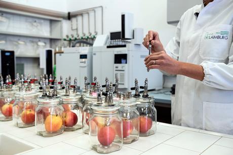 äpfel im labor-Laimburg Research Centre_Ivo Corrà