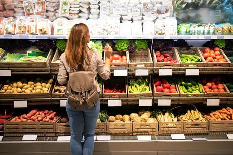 Shopper in US supermarket