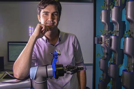 Dr. Chris Lehnert mit Roboterarm