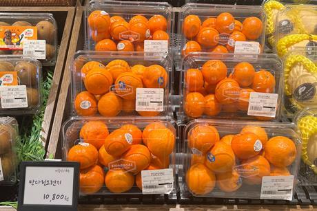 Mandarins, same place and SKU but different brands 1