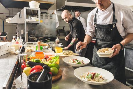 fast drei Viertel der Menschen in Deutschland befürchten ein weiteres Gastronomie-sterben bei einer Rückkehr zu 19 % Mehrwertsteuer für Speisen in Restaurants, Gaststätten und Cafés.