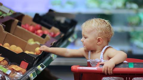 Kind greift nach Obst