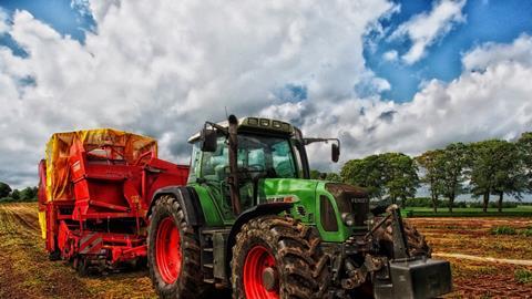 Traktor auf dem Feld