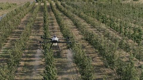Drohne von ABZ Innovation fliegt über Feld