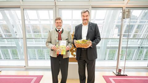 Wolfram Vaitl, Präsident des Bayerischen Landesverbandes für Gartenbau und Landespflege e. V. (l.), und der Bayerische Ministerpräsident, Markus Söder (r.), beim Treffen in der Bayerischen Staatskanzlei