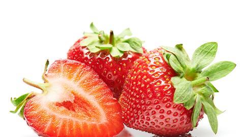 Erdbeeren aufgeschnitten und ganze Frucht