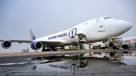 Boeing 747 mit Kühne+Nagel-Aufdruck