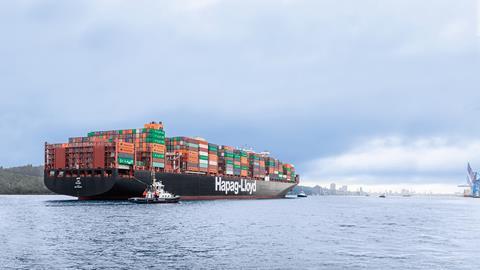 Hapag-Lloyd - Afif fährt in den Hamburger Hafen ein