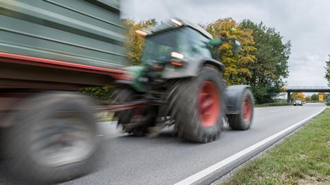 Fahrender Traktor auf Landstraße