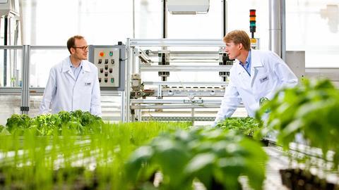 Pflanzenschutz der Zukunft mit zwei Labormitarbeitern