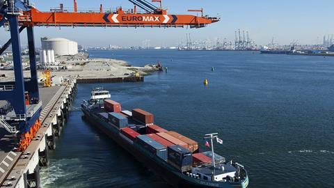 Barge at Euromax terminal im Hafen Rotterdam