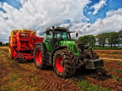 Traktor auf dem Feld