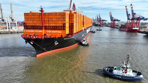 Hapag Lloyd-Frachter im Hamburger Hafen