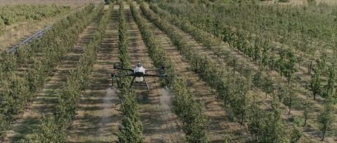 Drohne von ABZ Innovation fliegt über Feld