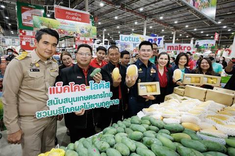 Wattanasak Sur-iam, director-general of the Internal Trade Department (centre) visits a Siam Makro store to highlight the promotions