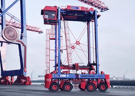 Hybrid-Van-Carrier im Hamburger Hafen - HHLA_Dr. Thomas Koch