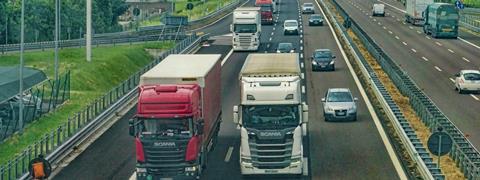 Autobahn mit Lkw