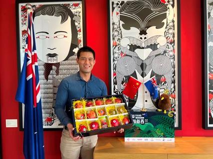 Wilson Chau, Deputy Consul General of New Zealand in Shanghai, with Taste of New Zealand fruit gift box