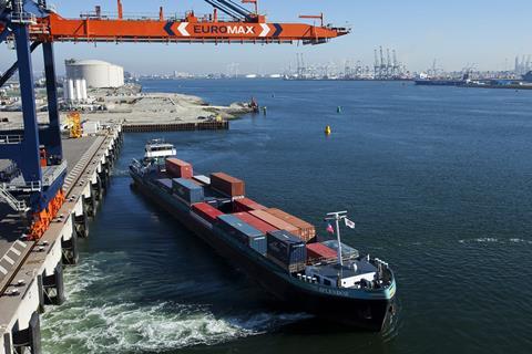 Barge at Euromax terminal im Hafen Rotterdam