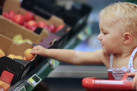 Kind greift nach Obst