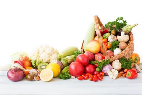 Obst und Gemüse im und neben dem Korb