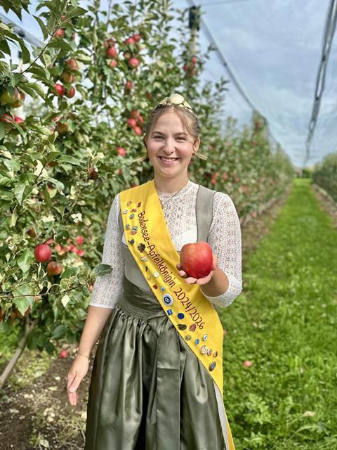 Bodensee-Apfelkönigin erntet ersten Apfel der Saison_2274