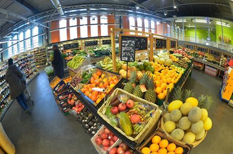Eine Obst- und Gemüseabteilung im deutschan LEH