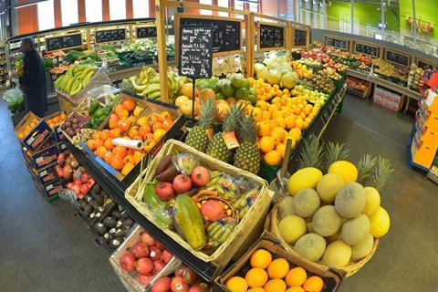 Eine Obst- und Gemüseabteilung im deutschan LEH