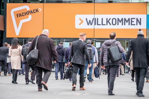 Fachpackbesucher auf dem Weg zur Messe
