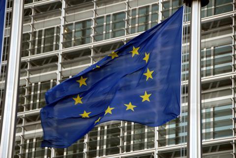 Europäische Flagge weht vor dem Gebäude der Europäischen Kommission