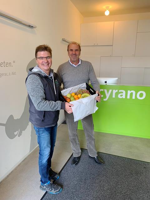 Wilfried Beurich (li, Leezen Heroes) übergibt einen Obstkorb an Reinald Meyer (Cyrano Kommunikation GmbH). Foto: SuperBioBringt`s