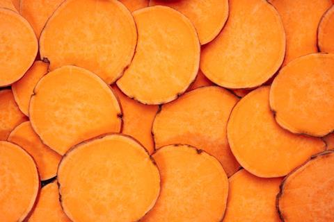 Orange leuchtende Süßkartoffeln in Scheiben geschnitten