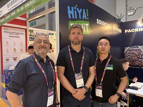 Martin O'Sullivan (centre) with Richard Hochfeld owner Alan Guindi (left) and Hiya Fruit's Vincent Liu (right)