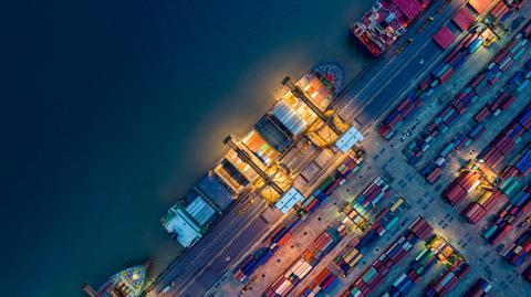 Blick von oben auf Schiff und Container