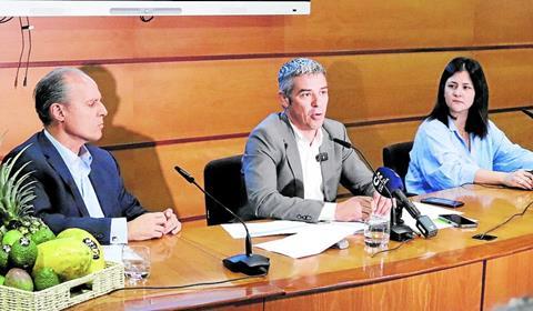 (l-r) Francisco José Echandi , Narvay Quintero, regional minister of agriculture and Gabriela Pérez at the presentation ceremony