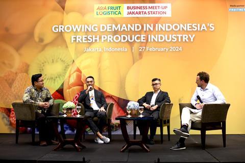 L-r: Hendry Sim (Laris Manis Utama), Fedie Mulia (HaloFresh) and Yuyuh Sukmana (Vanguard International) discuss Indonesia's fresh fruit consumption with Asiafruit's John Hey