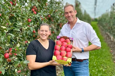 Erzeugerin Sina Bernhard und OvB-Geschäftsführer Tim Strübing mit den ersten SweeTango 2025