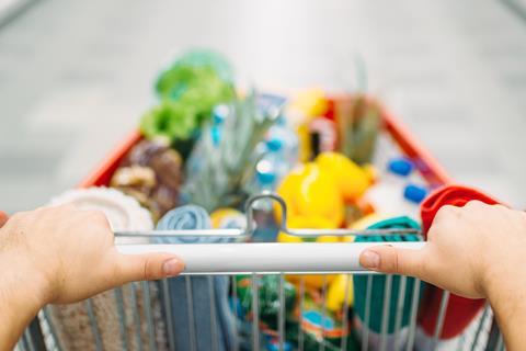 Mit Einkaufswagen durch den Supermarkt