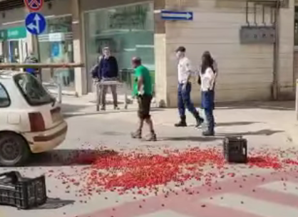 Kleinbauern aus Apulien werfen Kirschen auf die Straße, um gegen niedrige Preise zu demonstrieren. Foto: myfruit