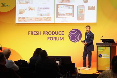 Patrick Kelly hält auf der Bühne des Fresh Produce Forums der Fruit Logistica einen Vortrag.