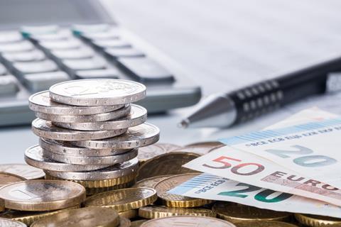 Geld auf Schreibtisch