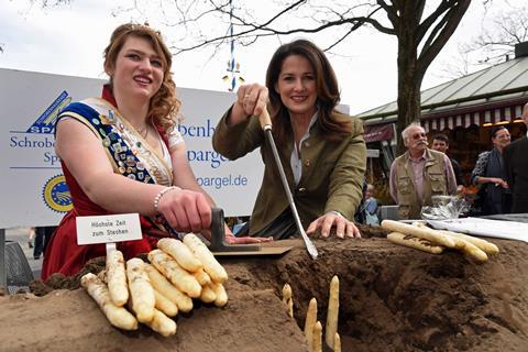 Landwirtschaftsministerin Michaela Kaniber mit der Schrobenhausener Spargelkönigin Lena Hainzlmair (l.) auf dem Münchner Viktualienmarkt Foto: Baumgart/StMELF