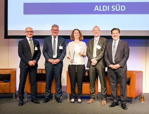 v.l.: Dr. Peter Burauel, Zukunfs-Campus des Forschungszentrums Jülich, René Wasmer, Schweizerische Vereinigung für Qualitäts- und Managementsysteme (SQS), Lisa Wagner, ALDI SÜD, Felix Müller, SQS, Dr. Sied Sadek, DQS CFS GmbH Foto: obs/Unternehmensgruppe ALDI SÜD/DQS CFS GmbH