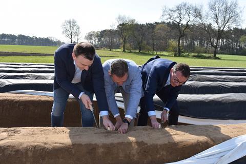 Steven Matheï (Bürgermeister Peer), Lode Ceyssens (flämischer Mandatsträger) und Wouter Beke (Parteivorsitzender CD&V) Foto: BelOrta