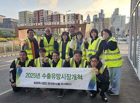 The Korean growers visited NCGM in the early hours of 8 May