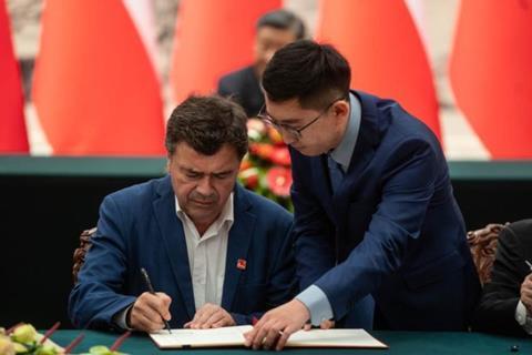 Chilean agriculture minister Esteban Valenzuela at the signing ceremony in Beijing
