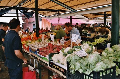 Palermo: Polizei beschlagnahmt 150 Millionen Euro von Obst- und Gemüsehändlern