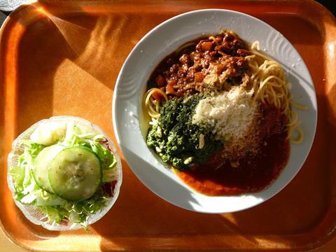 Spaghetti und Salat in der Mensa oder Kantine
