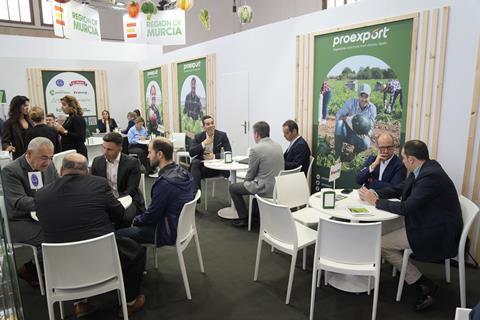 Empresarios de Proexport trabajando durante la celebración de Fruit Logistica 2024