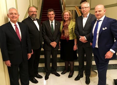 Die Mitglieder im Vorstand von Union Fleurs, dem Dachverband des Internationalen Blumen- und Pflanzengroßhandels v.l.n.r.: Augusto Solano, (Ascolflores, Kolumbien), Frank Zeiler (BGI, Deutschland) Richard Fox (KFC, Kenia), Sylvie Mamias (Generalsekretärin Union Fleurs), Matthijs Mesken (VGB, Niederlande), Paolo Di Massa (ANCEF, Italien), es fehlt Martin Estad (Flora Dania, Dänemark) Foto: Union Fleurs